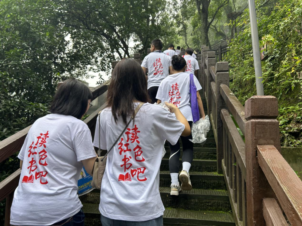 【重庆巴南】百余名党员团员重走解放路 品读红色书籍